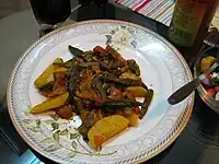 Baamiyah (okra), también se sirve para el almuerzo o como guarnición