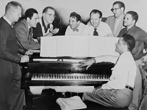 Al piano en un ensayo de Benny Goodman: con Goodman, Gene Krupa, y otros.