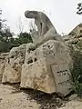 Una estatua en memoria de Tsila en el kibutz Kiryat Inavim