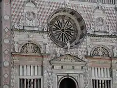 Detalle de la fachada de la Capilla Colleoni, Bérgamo