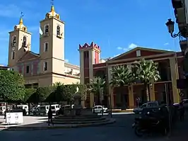 Vista de la iglesia y ayuntamiento de Berja