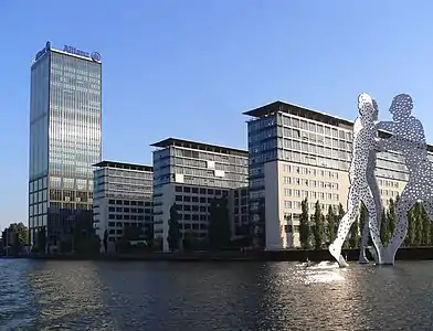 Escultura "molecule man" de Jonathan Borofsky, cerca del complejo Treptowers.