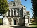 Berneuil, iglesia de Notre-Dame de Berneuil – Contrafuertes añadidos lateralmente en los muros exteriores.