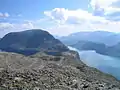 Besseggen visto desde el este, con el lago Gjende a la derecha y Bessvatnet a la izquierda