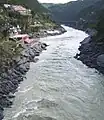 El Bhagirathi (primer plano) en su camino al encuentro con el sedimentoso río Alaknanda, que le entra por la izquierda, en Devprayag, a partir del cual se conoce como Ganges.