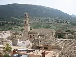 Vista del casco antiguo y de la Iglesia de la Asunción.