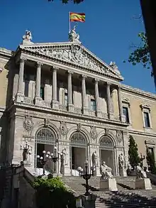 Entrada principal de la Biblioteca Nacional. Las esculturas del frontón son de Agustín Querol.