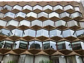 Detalle de la fachada de un edificio de oficinas