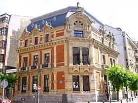 Edificio Mutua Universal (esquinas calles Licenciado Poza y Elcano)