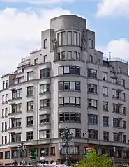 Edificio de Aviación y Comercio, de estilo art déco, en la confluencia de las calles Erripa y Buenos Aires