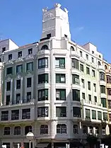 Edificio de estilo art déco en la esquina de las calles Iparraguirre y Licenciado Poza.
