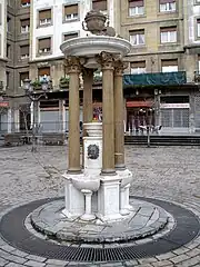 Vista de la fuente central de la plaza