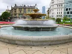 Fuente central con el Palacio Chávarri a la izquierda y la Torre Iberdrola al fondo