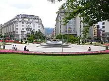 Plaza Moyúa en perspectiva con la Alameda de Recalde entre el hotel Carlton a la izquierda y la Agencia Estatal de Administración Tributaria a la derecha