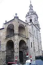 Pórtico y torre.