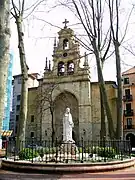 Estatua de la Virgen Inmaculada con la iglesia de San Vicente Mártir al fondo