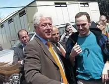 Bill Clinton haciendo campaña para Hillary Clinton en Monmouth, Oregón.