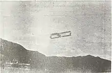 El aviador Frank Boland en su biplano "sin-cola", optando por la copa de "El Universal", 6 de octubre de 1912. Abajo a la izquierda, el biplano "convencional" piloteado por Hoeflich, capoteado en la pista. Foto de Luis F. Toro.