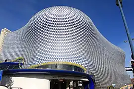 Vista del edificio a nivel de calle