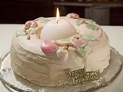 Pastel de cumpleaños con una sola vela
