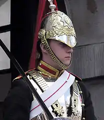 Soldado inglés con su casco y barbiquejo