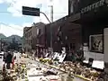 Flores y carteles en la Rua dos Andradas