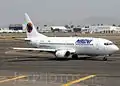 Boeing 737-322 de Magnicharters XA-UNL en el Aeropuerto Internacional de la Ciudad de México.