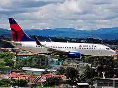 Boeing 737-732 de Delta Airlines aterrizando en Toncontín.