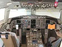 Vista de una cabina de 757 con seis pantallas a color.