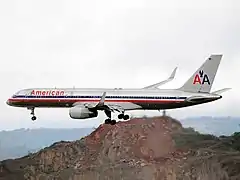 Boeing 757-223 de American Airlines aterrizando en el aeropuerto.
