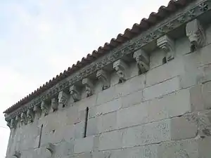 Una fila completa de modillones en una mesa de la iglesia de San Gens de Boelhe .