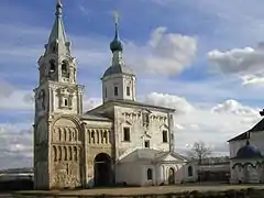 Restos del castillo de Bogoliúbovo (izda.) y el templo de la Natividad de la Santísima Virgen (dcha.) (1158)