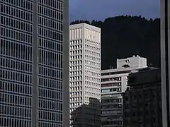 La torre entre los edificios de Centro Internacional