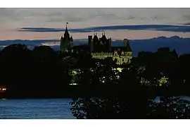 El castillo en la noche.