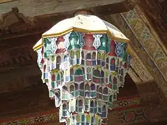 Detalle de un caitel del iwán de la fachada de la mezquita Bolo Haouz con sus muqarnas.