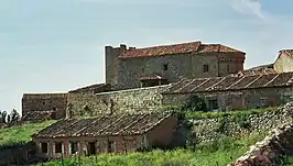 Iglesia de Bordecorex rodeada de casas