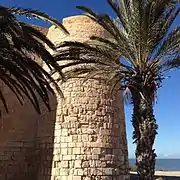 Detalle de una torre en un ángulo.