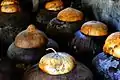 Tarros burnay tradicionales (tapayan) con bagoong en fermentación en Ilocos Norte