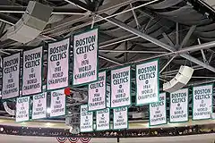 Banderolas con los títulos de los Celtics