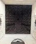 Bóveda rectangular de mocárabe tallada en madera de cedro en la Madrasa de Bou Inania en Fez, Marruecos (mediados del siglo XIV)