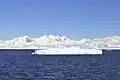 Iceberg tabular en el estrecho de Bransfield; al fondo, la isla Nansen.