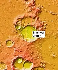 Vista ancha de Brashear (Martian Cráter) se acerca otros cráteres, cuando vistos por MOLA en qué elevaciones están indicadas por colores diferentes.