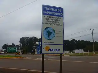 Señal que marca el trópico en Maringá, Brasil