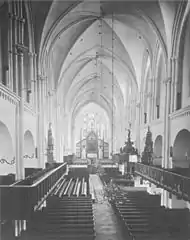 Nave central con altar neogótico en 1876