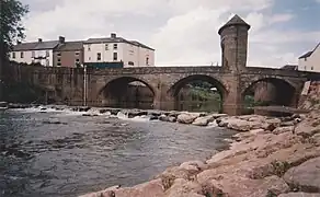 Puente Monnow sobre el rió en la ciudad homónimas