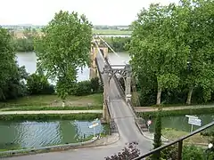 Puente sobre el garona y el canal lateral en Le Mas-d'Agenais
