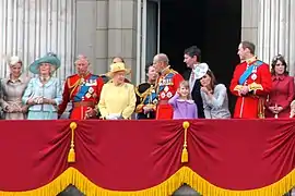La familia real británica saludando desde el balcón de Buckingham Palace