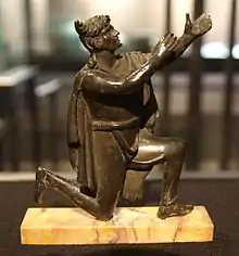 Figura de bronce romana mostrando un germano arrodillado con el nudo suevo en la Biblioteca nacional de Francia.