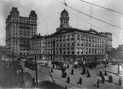 El edificio hacia 1908. A la izquierda, el Temple Bar Building