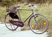 Una bicicleta utilitaria holandesa con un portaequipajes sobre la rueda trasera.